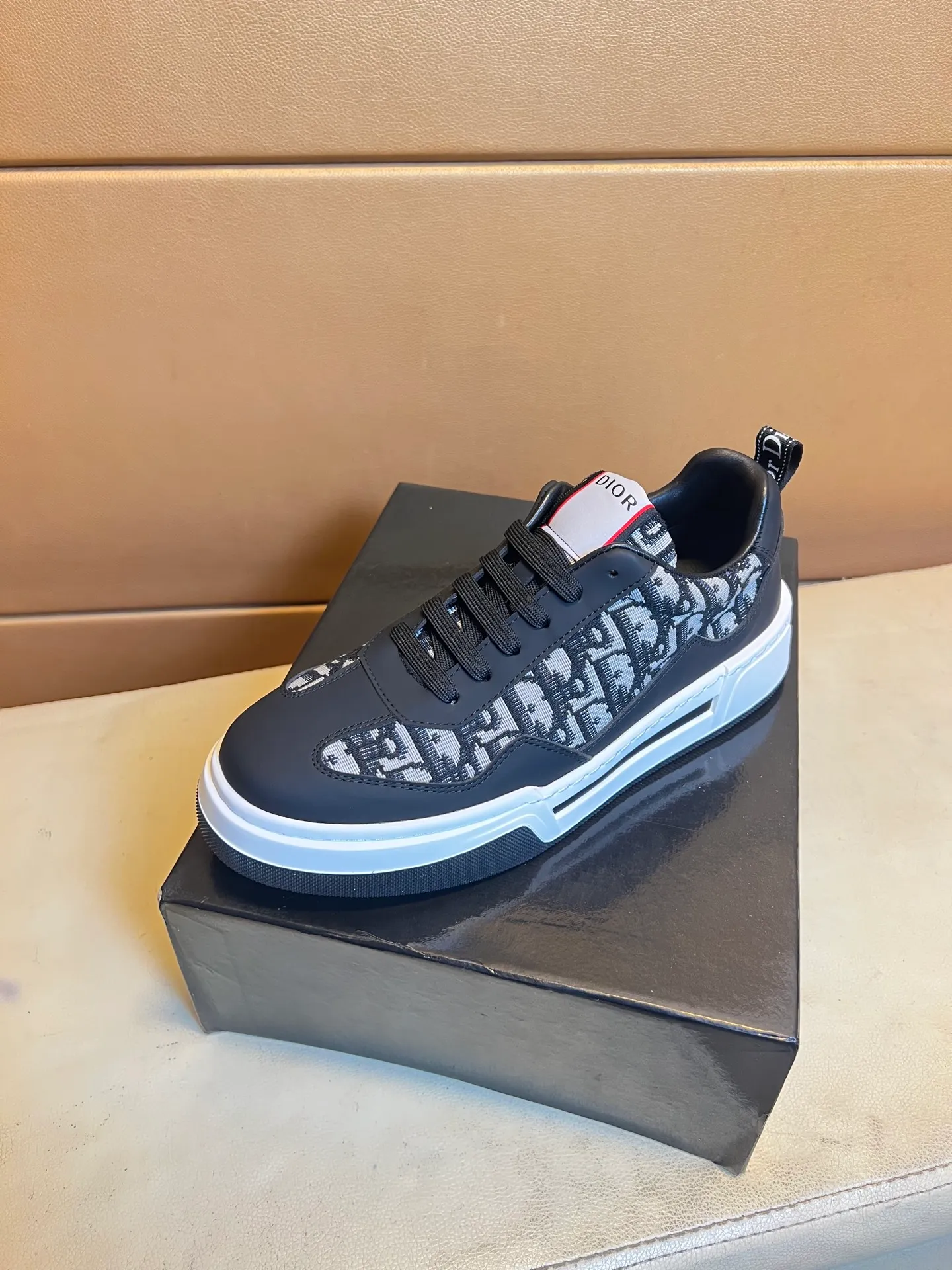 Men's shoes 💰400💰👑👑Dior original quality.~ Unique modern style sneakers. 🏃A must-have casual shoe for trendy men😍😍 Original brand imported from Italy, imported original leather, sheep lining (refuses to discolor and grind feet) Sole: Original sole provided by the original factory, French lazy style design ⚠️Fit to the feet, original quality, super comfortable original sole. It’s like shooting the real thing 🎬The real thing is better, high-quality sneakers wan men’s shoe size: 38-44